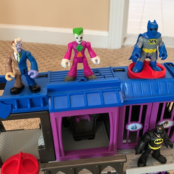 DC Comics Gotham City - Picture 2 of 8